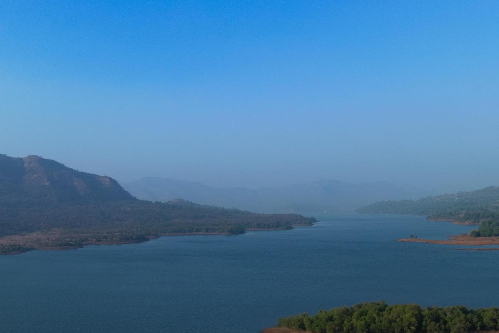 Ekam Lake House By Stayvista With Mountain & Lake Views, Outdoor Jacuzzi, Sauna, Modern Amenities & Kitchen Garden Pune Exterior foto